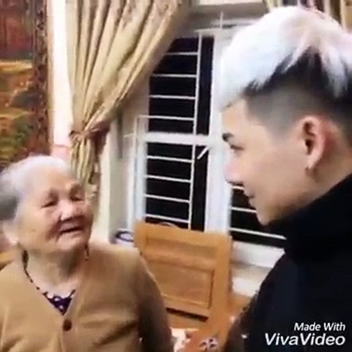 Siêu dễ thương: Bà “mắng” cháu trai xối xả vì nhuộm tóc trắng ăn Tết