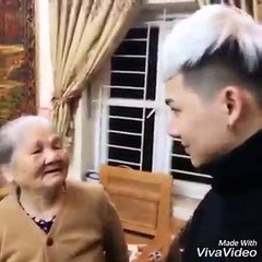 Siêu dễ thương: Bà “mắng” cháu trai xối xả vì nhuộm tóc trắng ăn Tết