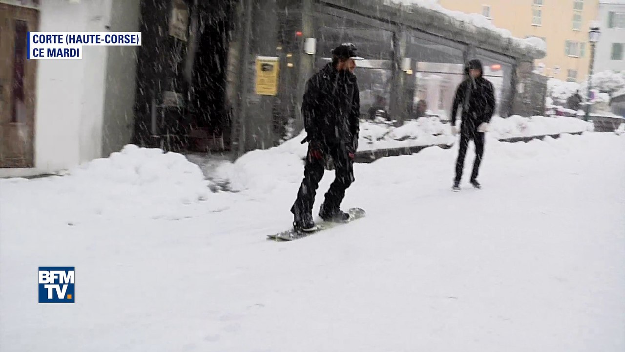 Luge, snowboard et bonhommes de neige: les Corses profitent de la neige