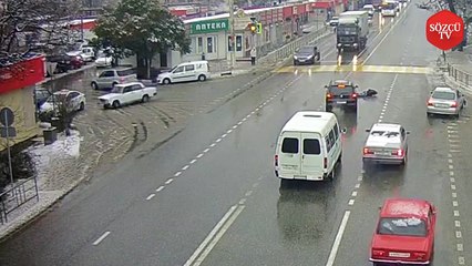 Araba isyan etti, sürücüsünü attı!