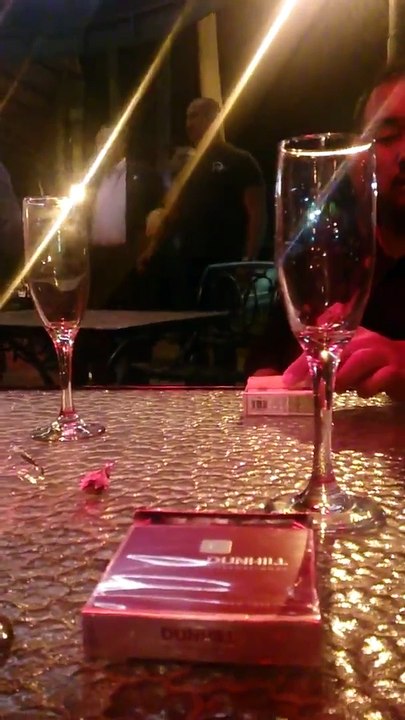 Quand 2 gars bourrés se battent dans un bar... Ahahha