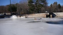 Cet ado a eu très chaud en tentant un saut sur un lac gelé