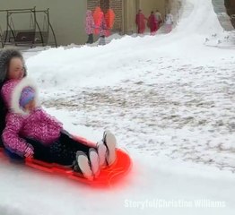 Ce papa est super, il a véritablement construit une piste de luge autour de sa maison afin de délirer avec ses enfants