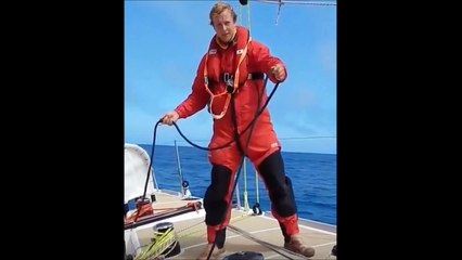 Ce marin fait un nœud de chaise en 2 secondes... Ultra rapide