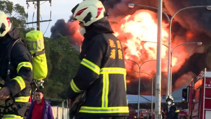 Impressionnant incendie dans une usine de pneumatiques à Taïwan