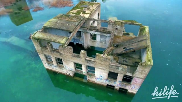 Faire du patin à glace sur un lac gelé limpide au dessus d'une prison