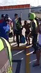 Un voleur emmené par la police est mis KO par une pierre (Colombie)