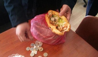 Dilenciler paraları dönerin arasına saklamış