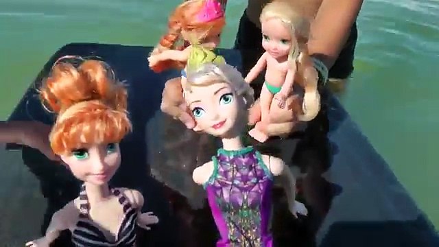 OCEAN RAFT! ELSA & ANNA Play on the Raft, Swim, Splash & Dive Sea Shells Fun