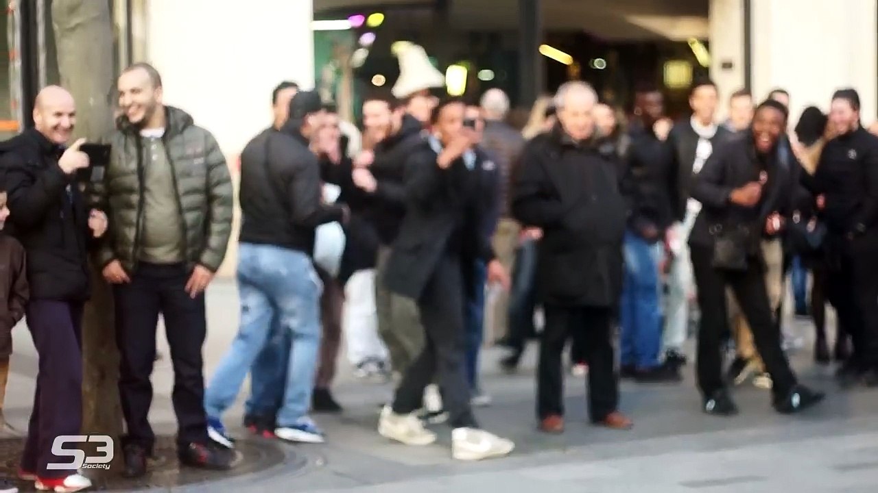 Une jeune fille dans les rues de Paris dribble tous les passants avec un ballon !