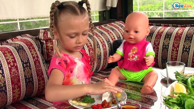 Ярослава с Беби Бон кормит кроликов и курочек. Турецкий завтрак. Видео для детей. Doll Baby Born