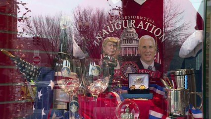 راهن على فوز كلينتون...وراح يبيع تذكارات ترامب