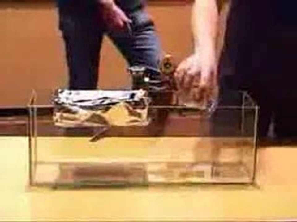 Schiff schwimmt auf Gas