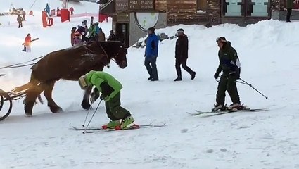 Un homme ivre est incapable de chausser ses skis