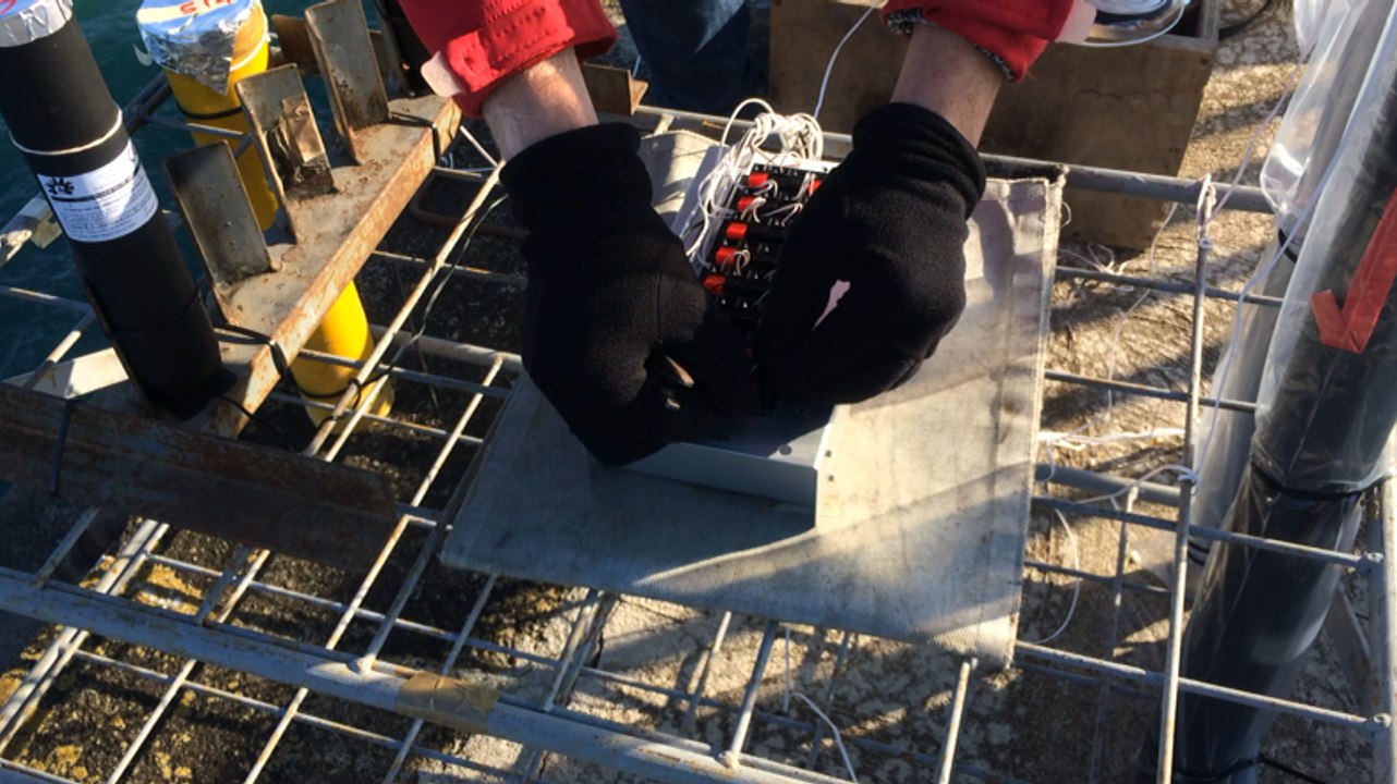 Installation du feu d'artifice pour la haie d'honneur du Vendée Globe