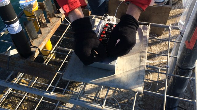 Installation du feu d'artifice pour la haie d'honneur du Vendée Globe