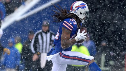 Ben Roethlisberger gets picked off by Stephon Gilmore