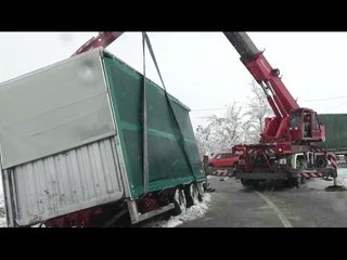 Jesi (AN) - Neve, mezzi pesanti finiscono fuoristrada (17.01.17)