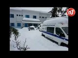 سيارة اسعاف مستشفى عين دراهم عالقة وسط الثلوج