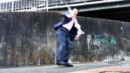 この透明傘の使い方ワロタｗｗｗ