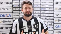 João Paulo é apresentado no Botafogo e afirma que pode ajudar o grupo