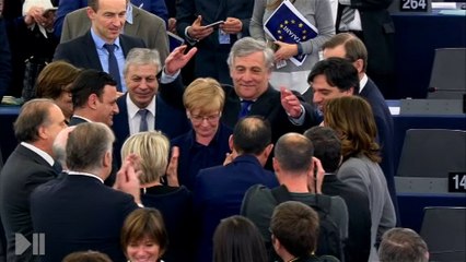 L'embrassade entre Antonio Tajani et Gianni Pittella