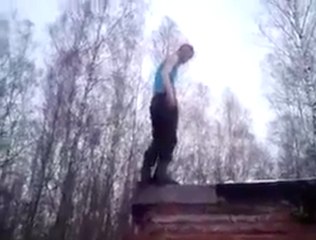 Un homme saute d'un toit et tombe la tête dans la neige !