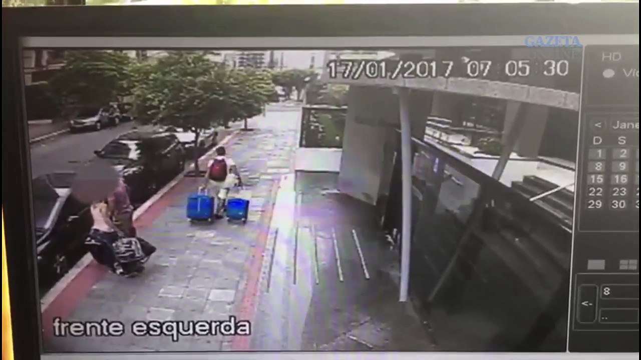 Imgens de câmera de segurança mostram roubo de carro na Praia da Costa, em Vila Velha