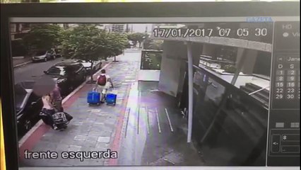 Imgens de câmera de segurança mostram roubo de carro na Praia da Costa, em Vila Velha
