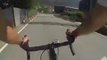 Enorme chute du cycliste Joaquim Rodriguez qui percute la glissière et fini dans le trou