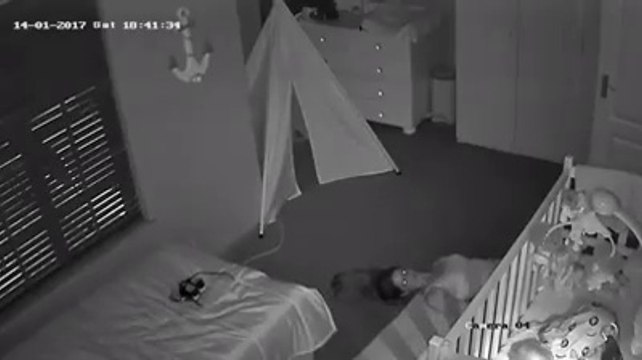 Cette maman est une vraie ninja, prete à tout pour ne pas réveiller son bébé