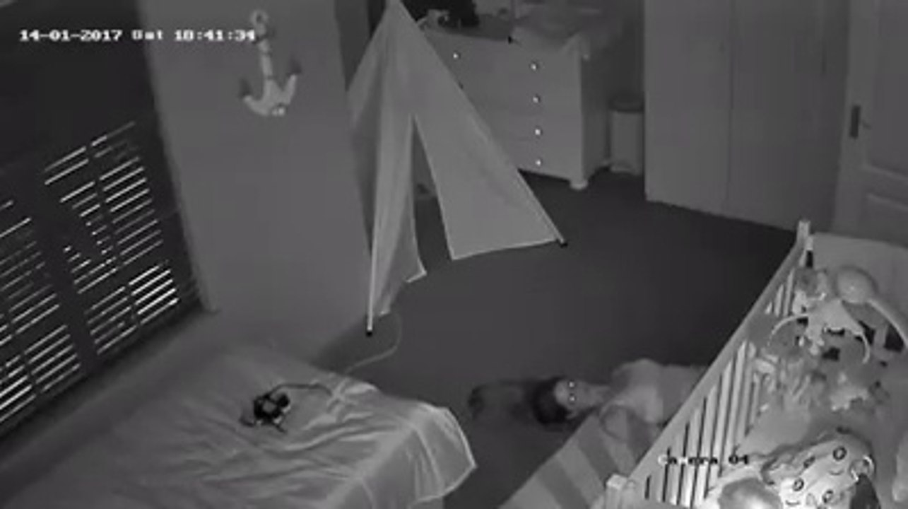 Cette maman est une vraie ninja, prete à tout pour ne pas réveiller son bébé