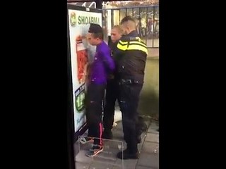 12 agenten te pas voor jongen van 16 jaar en 50 kilo die broodje at in bus