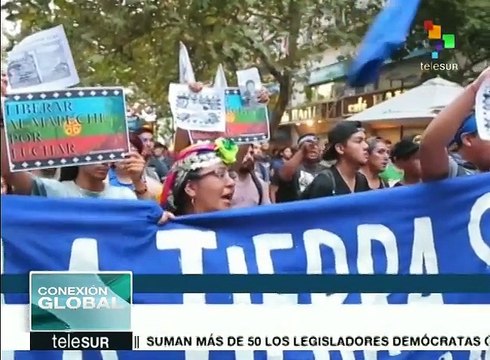 Policías chilenos reprimen a manifestantes mapuches