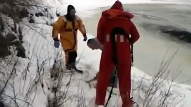 Un cane scivola nell'acqua gelida e non riesce più a muoversi. Ecco come chiede aiuto disperato