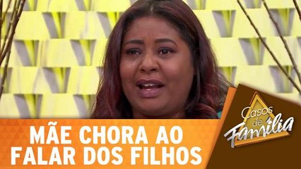 Mãe chora ao falar dos filhos