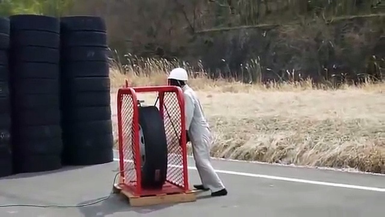 Mannequin à coter d'un pneu qui éclate