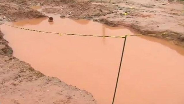 Criança de quatro anos morre afogada após cair em cratera