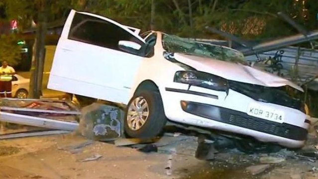 Motorista bêbado fura blitz e atropela seis pessoas