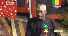 Gueye porte le Boubou et les babouches de Sanekh dans Ngonal à mourir de rire