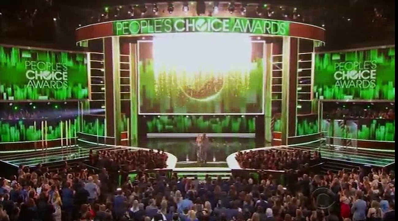 Tyler Perry Wins 'Favorite Humanitarian' At The 2017 People's Choice Awards!