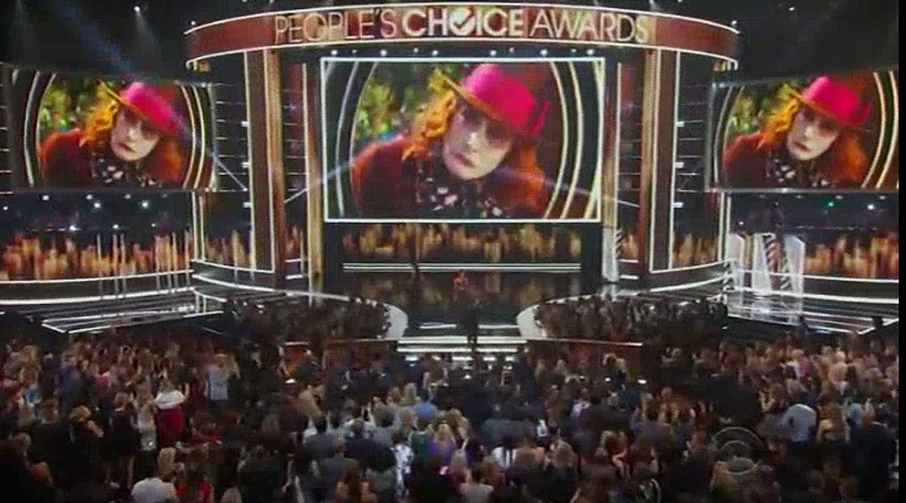 Johnny Depp Wins At The 2017 People's Choice Awards!