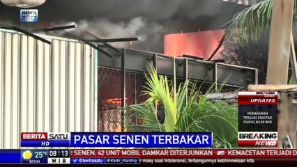 Pedagang Pasar Senen Nekat Selamatkan Barang di Kios Terbakar