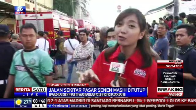 Petugas Pemadam Kebakaran Semprotkan Air Busa ke Kios Pasar Senen