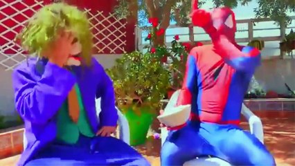 Descargar video: siêu nhân người nhện spiderman và Công Chúa Frozen Elsa Ngoài Đời Thực -スパイダーマンと氷の女王エルザ