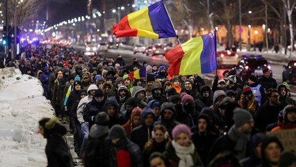 Romania, in migliaia in piazza contro la legge salva-corrotti