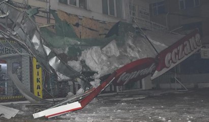 Karın ağırlığına dayanamayan tente çöktü... Belediye: Görev tanımımızda yok