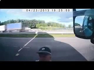 ГАИшник получил поджопник от водителя угар видео 2015