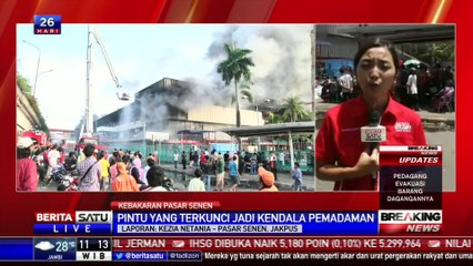 Petugas Damkar Gunakan Zat Kimia Padamkan Api di Pasar Senen