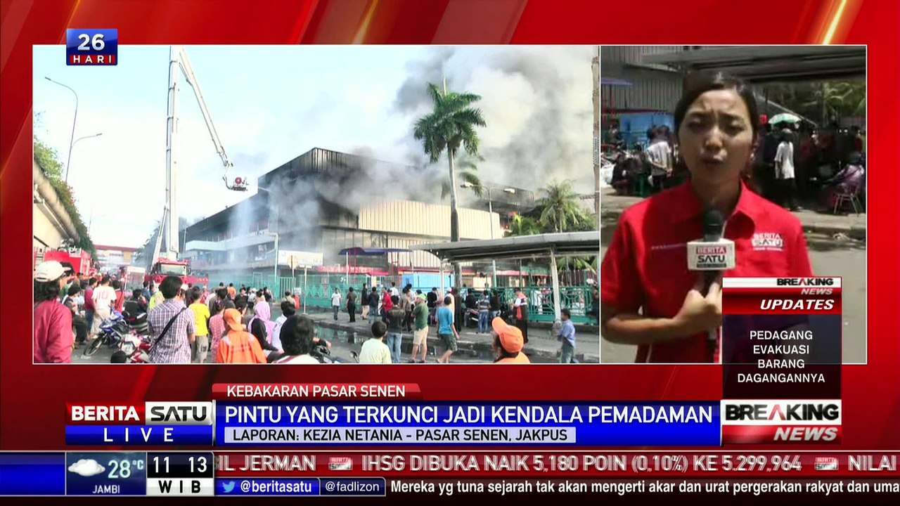 Petugas Damkar Gunakan Zat Kimia Padamkan Api di Pasar Senen